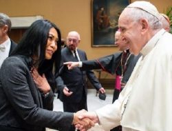 Penyanyi Aggung C. Sasmita Terharu Berjabat Tangan Dengan Paus di Negara Vatikan