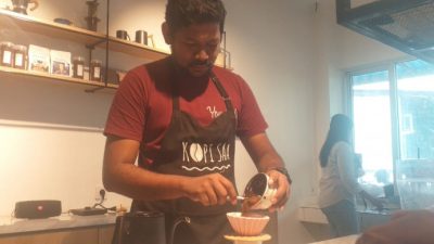 Mario Memiliki Kekurangan Tidak Bisa Bicara Viral Mengucapkan Terimakasih Kepada Anggota DPR RI Julie Laiskodat 2 Poros NTT News