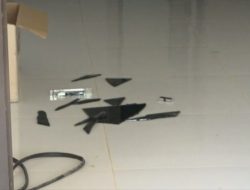 Emosi Tidak Terkendali, Bupati Dobrak Pintu Kaca Hingga Pecah