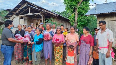 Leonard Naibobe Beri Bantuan Benang Untuk Ibu Rumah Tangga 