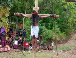 Puncak Adegan OMK Stasi Kawaliwu Mengilustrasikan Kisah Sengsara  Yesus