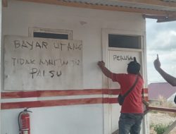 Enam Bulan Tidak Bayar Utang, Bos Warung Segel Kantor PT Adhi Karya di Lembata