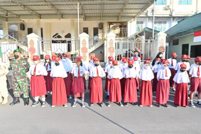 Upacara Bendera di Makodim 0726/Sukoharjo, Dandim Ajak Siswa/i SDN 1 Mulur Cinta Tanah Air Sejak Usia Dini 2 Poros NTT News