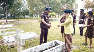 Menyongsong Hari Bhakti Adyaksa ke 62, Kejari TTU Lakukan Ziarah ke TMP