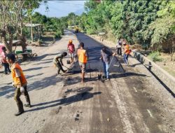CV Lima Satu Mulai Hotmix Sejumlah Jalan di Wilayah Lembata
