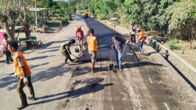 CV Lima Satu Mulai Hotmix Sejumlah Jalan di Wilayah Lembata