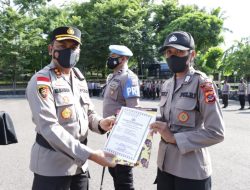 Kedua Anggota Polisi Berprestasi Dapat Reward Dari Kapolres TTU
