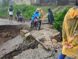 Jalur Putus Akibat Hujan Deras Langsung Diperbaiki Oleh Kontraktor Proyek Jalan Sabuk Merah