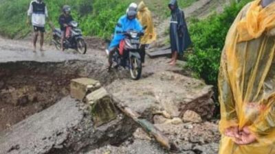 Jalur Putus Akibat Hujan Deras Langsung Diperbaiki Oleh Kontraktor Proyek Jalan Sabuk Merah