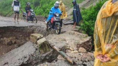 Jalur Putus Akibat Hujan Deras Langsung Diperbaiki Oleh Kontraktor Proyek Jalan Sabuk Merah