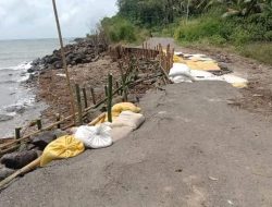 Warga Flotim dan Sikka Swadaya Perbaiki Ruas Jalan Provinsi Napungmali Mudajebak yang Rusak Berat