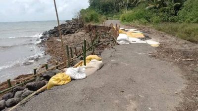 Warga Flotim dan Sikka Swadaya Perbaiki Ruas Jalan Provinsi Napungmali Mudajebak yang Rusak Berat