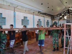 Luar Biasa,Prajurit TNI di Flotim Bantu Warga Renovasi Gereja