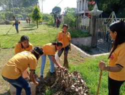 Antusias Mahasiswa IKTL Bersihkan Lingkungan Katedral Larantuka