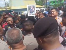 Pembunuhan Astri dan Lael, Masa Aksi Protes Depan Kantor PN Kupang