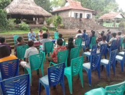 Anggota KPU Flotim ‘Tutu Koda’ Pemilu Bersama Kelompok Ibu-ibu Desa Lamawalang