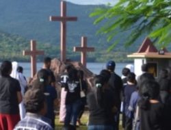 Ribuan Umat Meneteskan Air Mata Pada Saat Jalan Salib di Pelataran Kapela Tuhan Meninu Kota Rewindo Larantuka