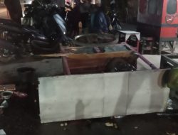 Hilang Kendali Seorang Mahasiswa Tabrak Gerobak Penjual Salome di Pinggir Jalan