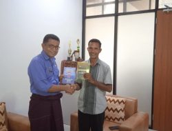 Kepala Dinas Kearsipan dan Perpustakaan Lembata Terima Buku Cerpen Kerinduanku Untukmu Ibu