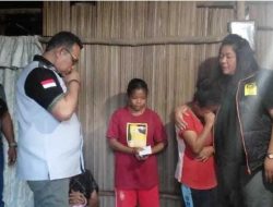 Gunakan Uang Pribadi Falen Kebo dan Isteri Beri Bea Siswa bagi Dua Siswa SMA di TTU