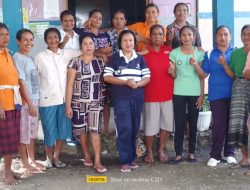Gotong Royong Kepala Desa Letneo dan Perangkat Desa Bersihkan Halaman Kantor Desa