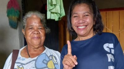 Ana Waha Kolin Sumbang Kursi Roda untuk Warga Lumpuh di Desa Pajinian Mengembalikan Harapan