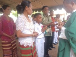 Begini Penerimaan Sakramen Komuni di Tenda Lapangan Bola Voli