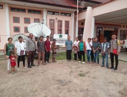 Polisi dan Bhabinkamtibmas Polsek Borong Bantu Warga Kota Ndora