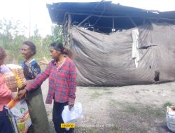 Akhirnya Isteri Wakil Bupati TTU Beri Bantuan Kepada Janda Beranak Lima