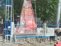 Baliho Wajah Kapolda NTT Tidak Terurus di Depan Polres Malaka