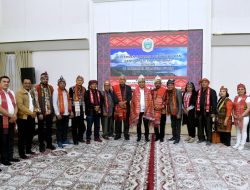 Pj Gubsu Lepas Tim Kerja Panitia Hari Ulos Nasional ke-9 di Rumah Dinas