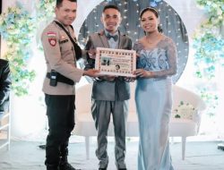 Upaya Bripka Beri Piagam Kehormatan Bagi Pasangan Pengantin