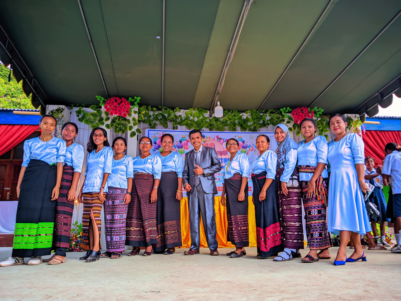 Foto bersama para guru SMPN 1 Adonara Barat bersama Kepsek Petrus Kia Kedang.