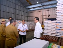 Pj.Gubernur NTT Damping Presiden Jokowi Salurkan Bantuan di Labuan Bajo