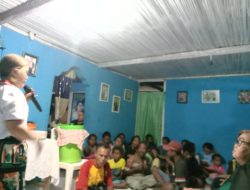 Meski Hujan, Susana dan Christofel Liyanto, SE, Tetap Temui Pemilih di Kefamenanu