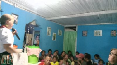 Meski Hujan, Susana dan Christofel Liyanto, SE, Tetap Temui Pemilih di Kefamenanu