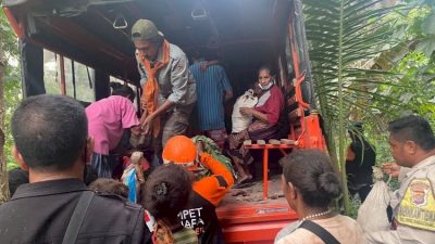 Brimob Polda NTT, Ditpolairud, dan Basarnas Bersatu Tangani Korban Erupsi Gunung Lewotobi