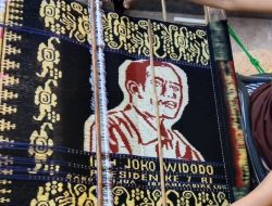 Karya Seni Unik Guru SD GMIT di NTT Tenunan Wajah Presiden Jokowi Widodo