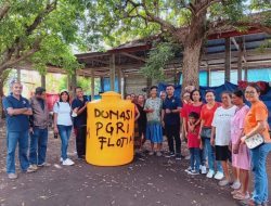 PGRI Flotim Berikan Donasi Profil Tank untuk Warga Pengungsi di Konga