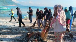Hari Sampah Nasional  AP2HI  Gelar Kegiatan Clean Beach Bersama Masarkat Desa Gunung Sari