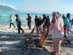 Hari Sampah Nasional  AP2HI  Gelar Kegiatan Clean Beach Bersama Masarkat Desa Gunung Sari