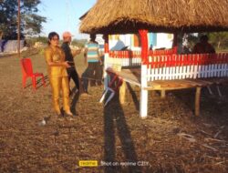 Kepala Desa Letneo Pantau Pembuatan Lopo Literasi Bersama Pemerintah Kecamatan