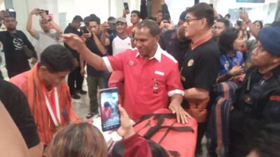 Johni Asadoma Sambut Para Atlet Tinju NTT PON XXI Aceh-Sumut di Bandara El Tari Kupang