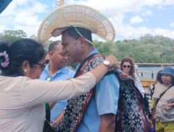 Johni Asadoma Kenakan Ti’i Langga dan Selendang Khas Rote: Simbol Budaya NTT di Panggung Politik