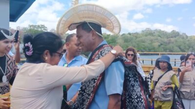 Johni Asadoma Kenakan Ti’i Langga dan Selendang Khas Rote: Simbol Budaya NTT di Panggung Politik