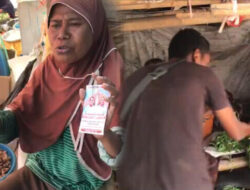 YTMI Ende Bagi Stiker Pasangan Melki-Johni di Pasar dan Jalan Utama