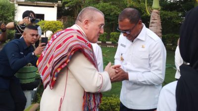 Wakil Gubernur NTT Johni Asadoma Sambut Duta Besar Vatikan di Bandara El Tari Kupang