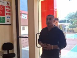 Romansa Pengabdian Mokris Lay di Tengah Ujian Hukum