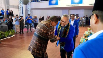 Melki Laka Lena, Sosok Pemimpin yang Menyapa dengan Hati