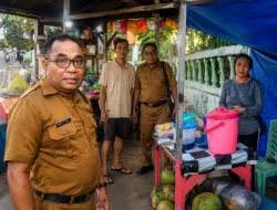 Sambangi Pedagang UMKM, Plt. Lurah Fontein Gaungkan Gerakan Kebersihan